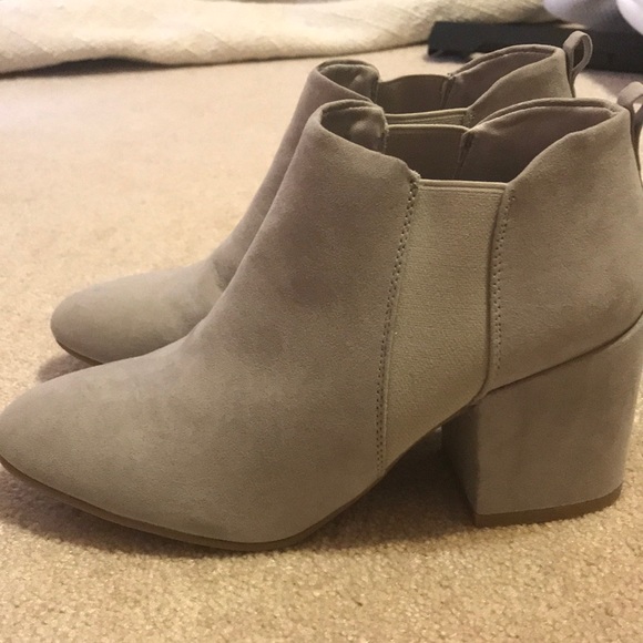 Grey boots with heel - Picture 2 of 5